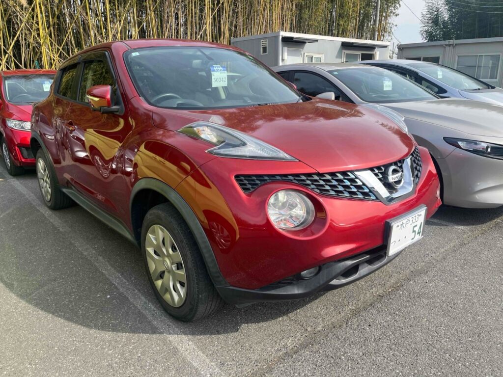 side view of 2015 Nissan Juke