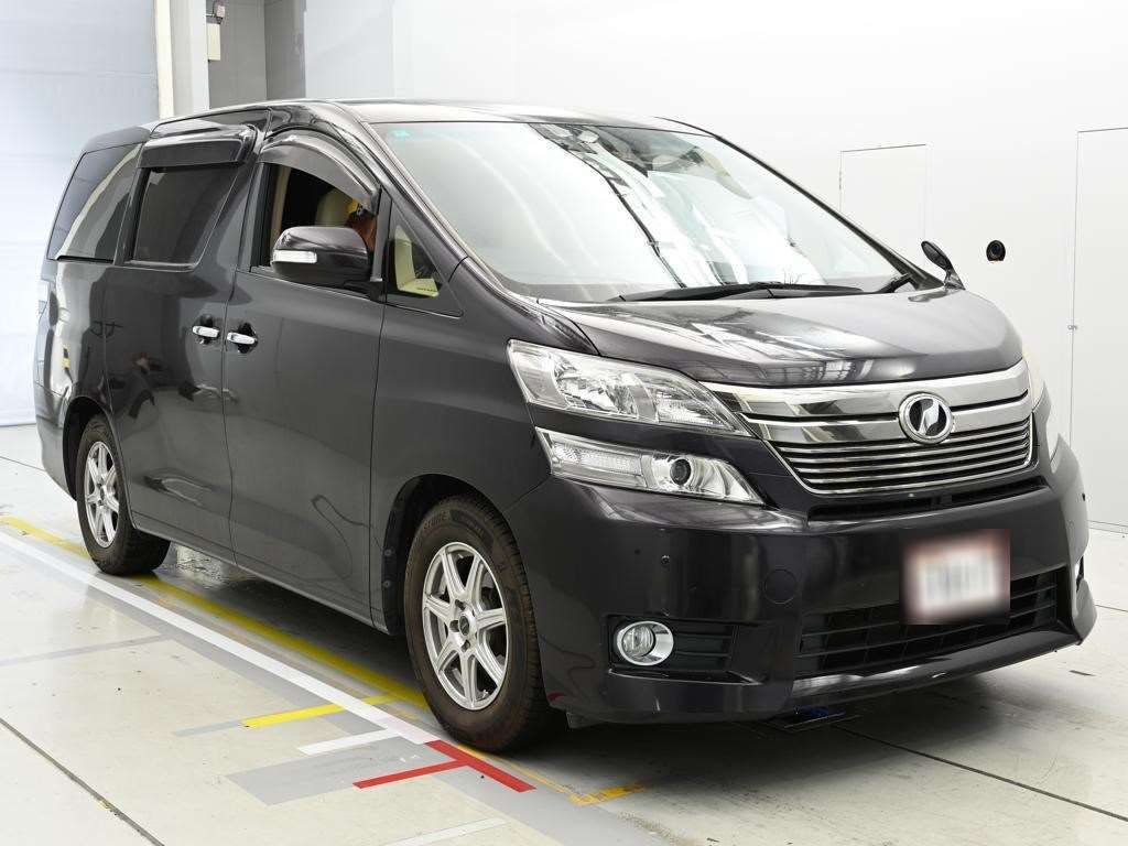 front view of 2014 Toyota Vellfire